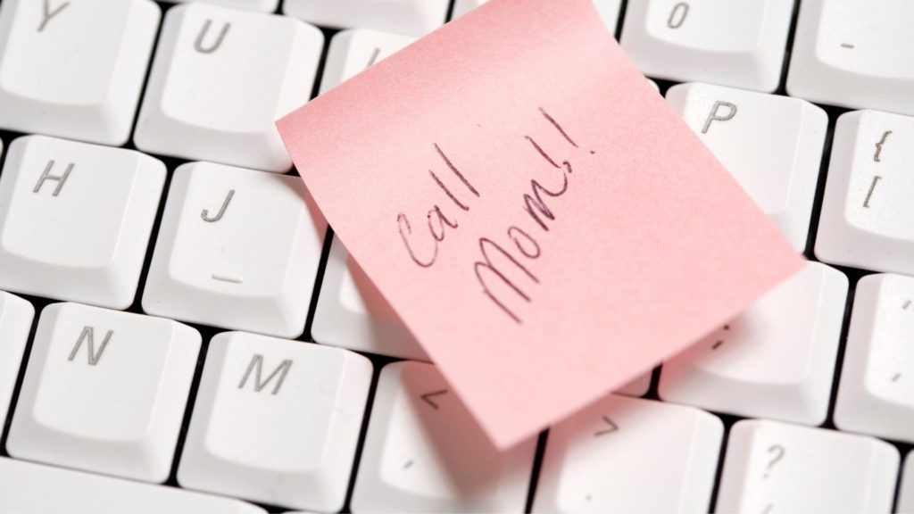 keyboard with stick note to call mom